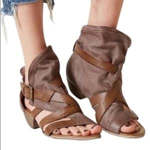 NWB Miz Mooz Brown Tan  Sandals Shoes